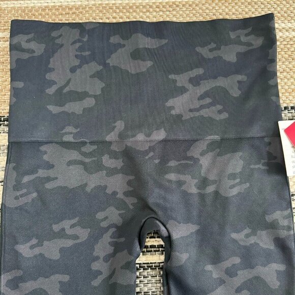 Spanx Look At Me Now Women's Bike Short in Black Camo Pull On Size Medium - Picture 2 of 11